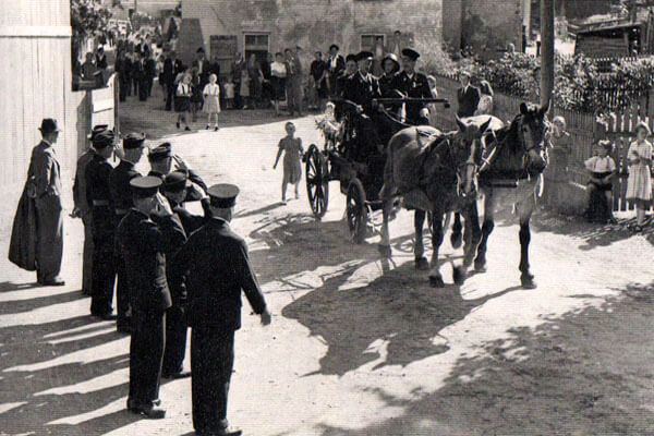 menschen-parade-pferde-wasserspritze-feuerwehr